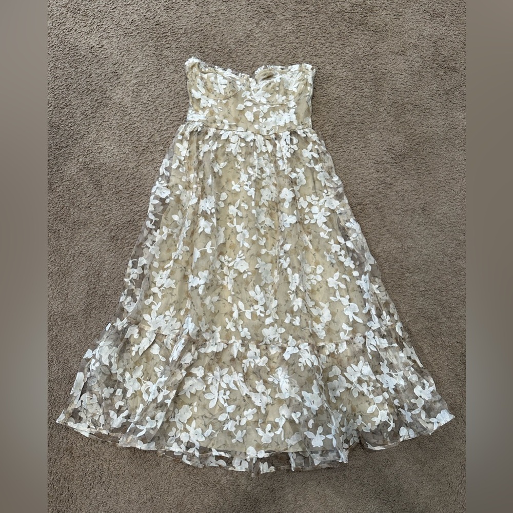 Apricot Lane midi/ strapless white floral dress